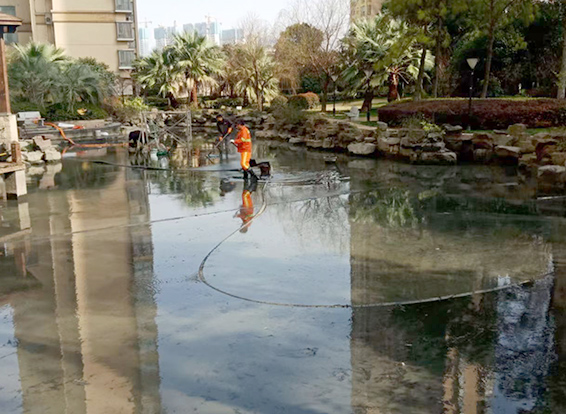 北塔景观池淤泥清理