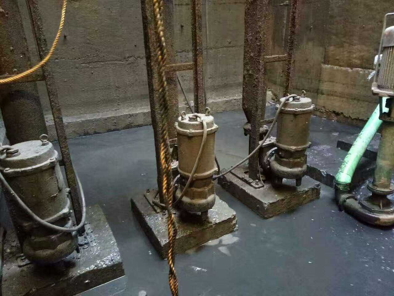 北塔污水池清理