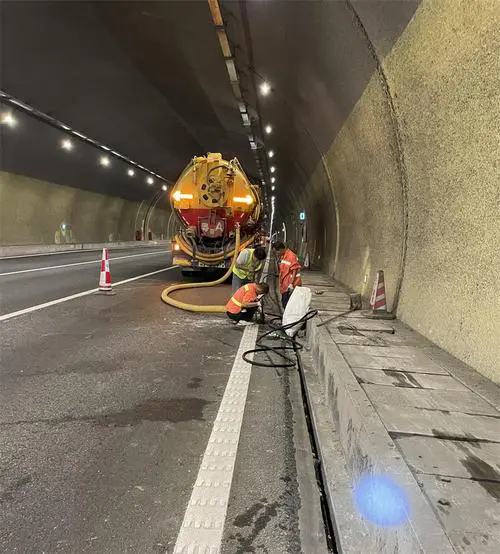 北塔隧道排水渠清淤